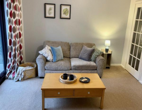 Comfy & Spacious 5 person house, driveway parking!
